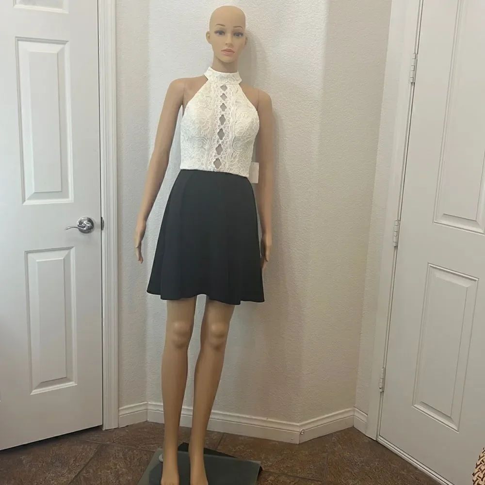 B. Darlin 3-4 Black White Crotchet Lace Halter Mini Dress Zip Back Nylon Spandex